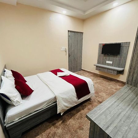 Hotel Utsav Palace Канпур Экстерьер фото
